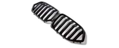 Gloss carbon fibre BMW F95 X5M kidney grille – side perspective for aggressive styling upgrade